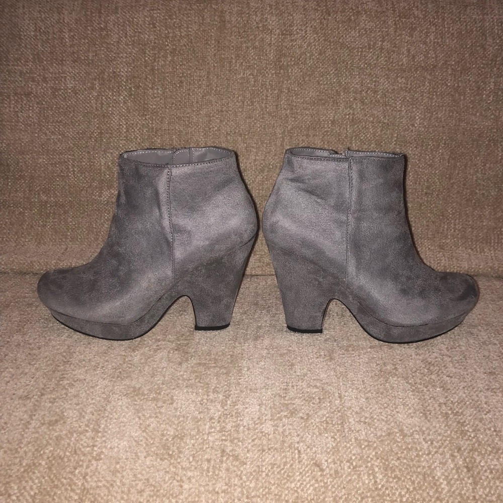 Versona Grey Suede Side-zip Booties - Size 7